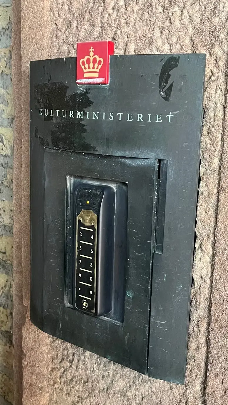 Dont Turn Yourself Into An Installation Den Danske Scenekunstskole & Kulturministeriet