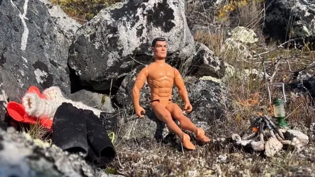 THE DANISH ACTIONMAN er en kropslig forskydning af den hvide kolonialist til dukken Action Man.