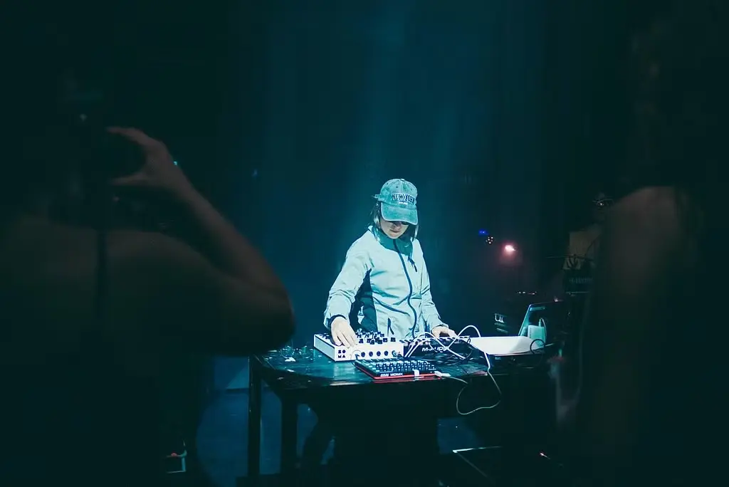 WHO HAS THE RIGHT TO PARTY x KLUB KREATUR x MOLTAMOLE