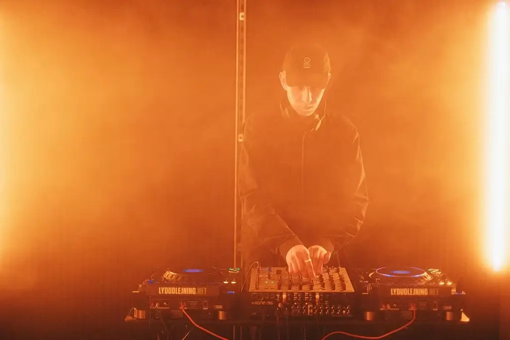 WHO HAS THE RIGHT TO PARTY x KLUB KREATUR x MOLTAMOLE